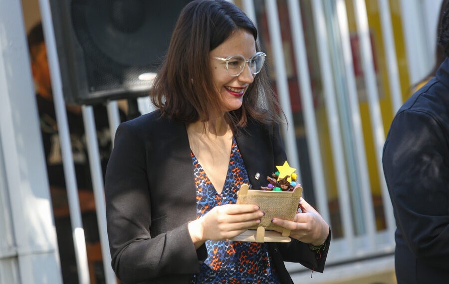 Irací Hassler muy sonriente en una actividad oficial