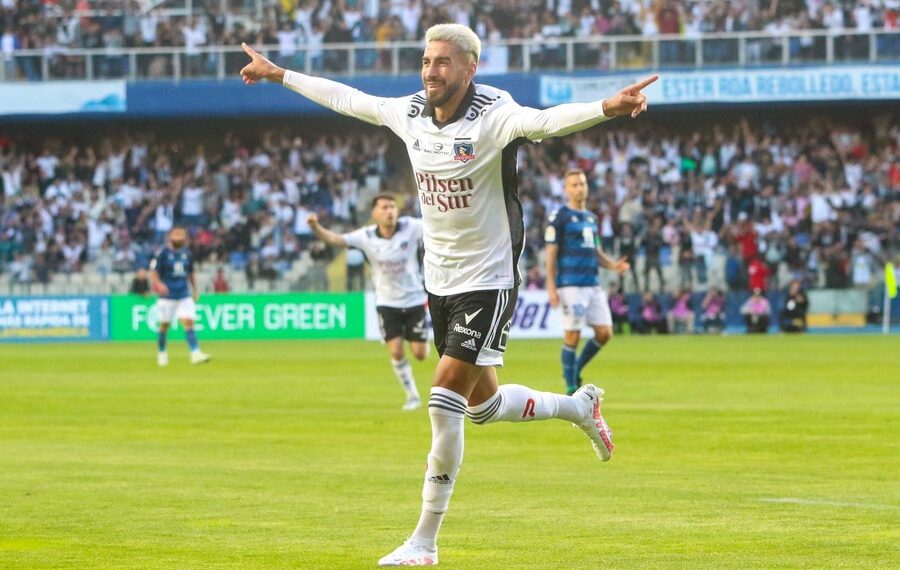 Lucero celebrando su golazo por Colo Colo al Betis