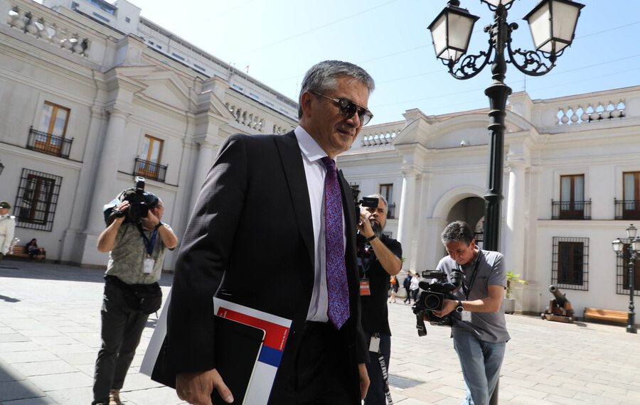 Ministro Mario Marcel confirmó cómo se subirá el pasaje del transporte