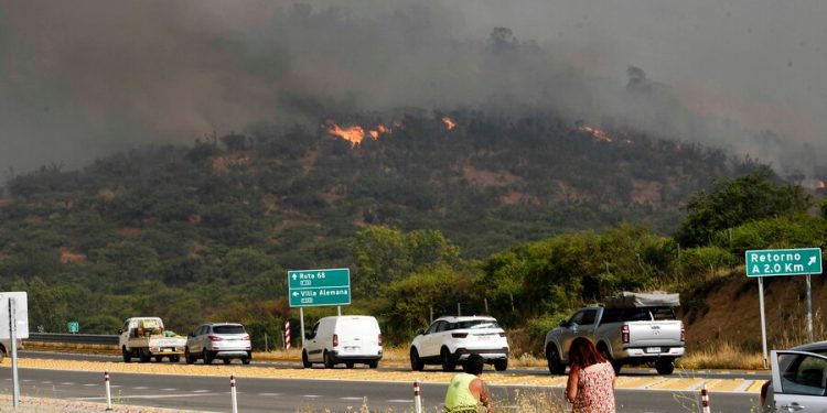 Quilpué en Alerta Roja por incendio forestal amenazante