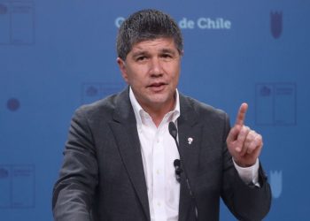Subsecretario Monsalve hablando a la prensa sobre el paro de camioneros