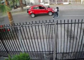 Violento portonazo sufrió una madre con sus dos hijos