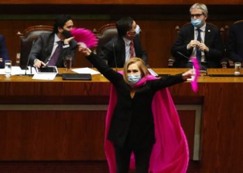 Llueven críticas a Pamela Jiles por defender las AFP