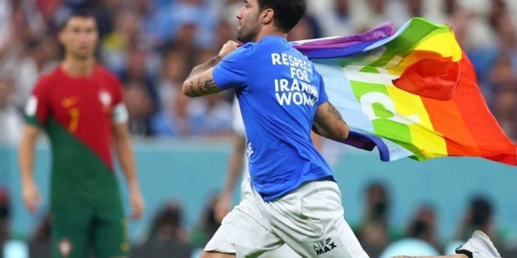 Fanático con bandera LGBTIQ+ interrumpió el partido Portugal-Uruguay en el Mundial Qatar 2022