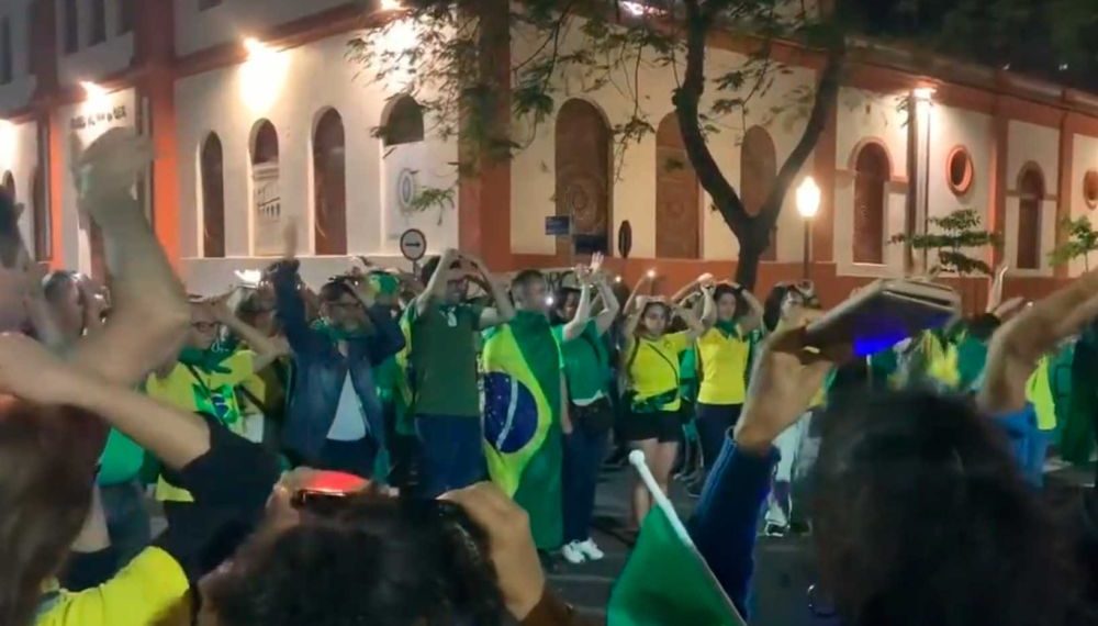 Fans de Bolsonaro tratan de comunicarse con extraterrestres