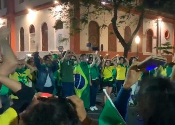 Fans de Bolsonaro tratan de comunicarse con extraterrestres