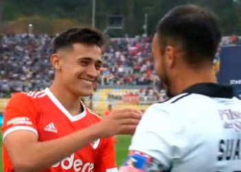 Pablo Solari abrazando a Gabriel Suazo en el amistoso Colo Colo vs. River Plate