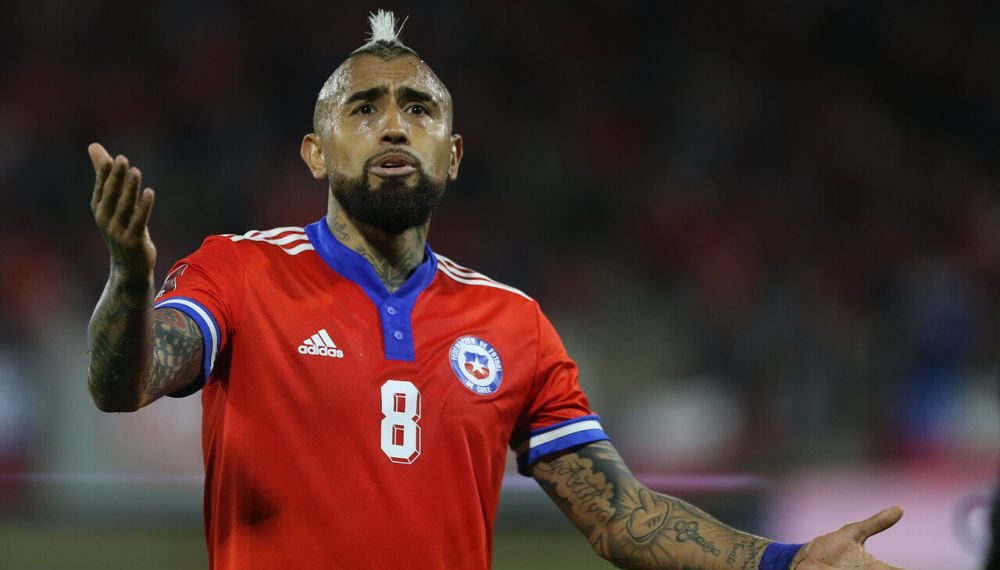 Arturo Vidal con rostro enojado, jugando por la Selección Chilena