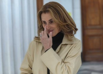 Marcela Cubillos rascándose la nariz en un punto de prensa de la pasada Convención Constitucional