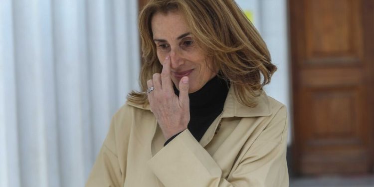 Marcela Cubillos rascándose la nariz en un punto de prensa de la pasada Convención Constitucional