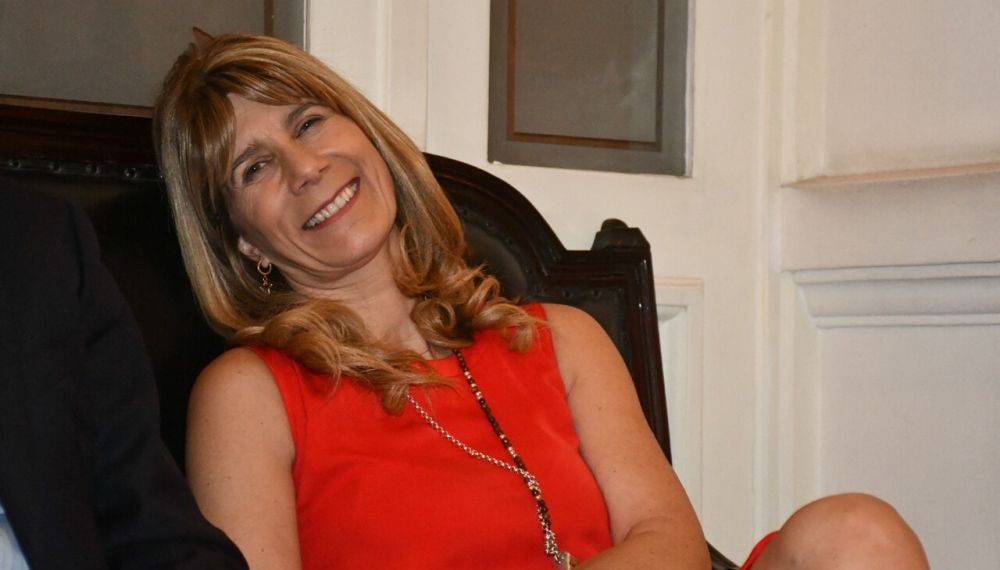 Ximena Rincón posando con una sonrisa en el exCongreso, vistiendo un vestido rojo