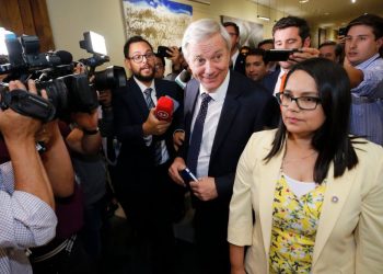 El Partido Republicano junto a José Antonio Kast dando un punto de prensa en el Congreso