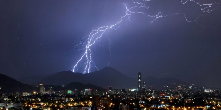 Anuncian tormentas eléctricas para Año Nuevo en Santiago