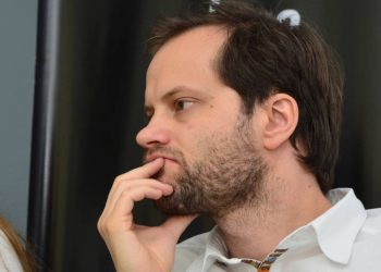 Axel Kaiser con cara de preocupación