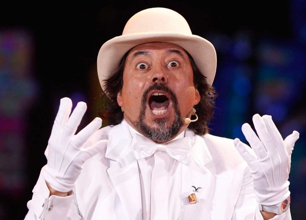 Bombo Fica mirando a la cámara con cara de sorprendido, en su última actuación del Festival de Viña