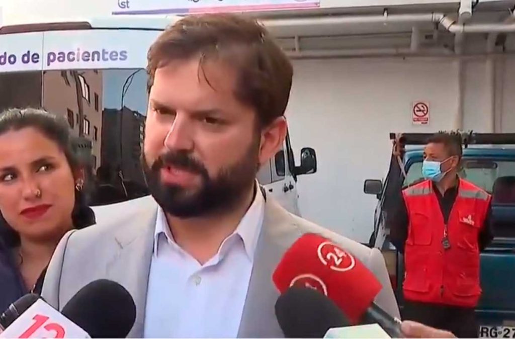 Presidente Gabriel Boric visitó al bombero quemado durante el combate de los incendios forestales