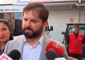 Presidente Gabriel Boric visitó al bombero quemado durante el combate de los incendios forestales