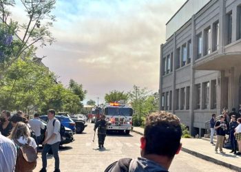 Bomberos combatiendo el incendio en edificio de CHV, CNN Chile y TNT Sports