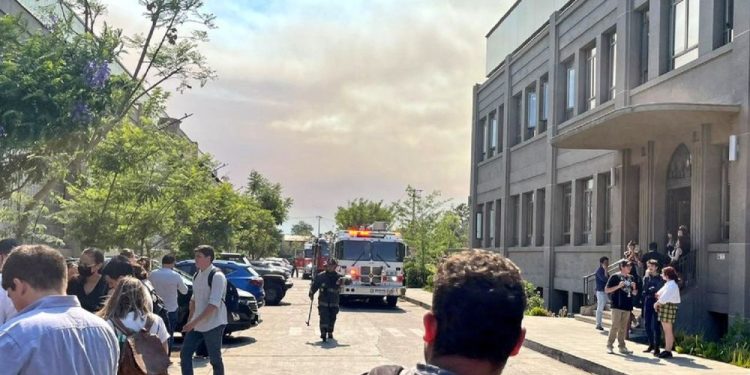 Bomberos combatiendo el incendio en edificio de CHV, CNN Chile y TNT Sports