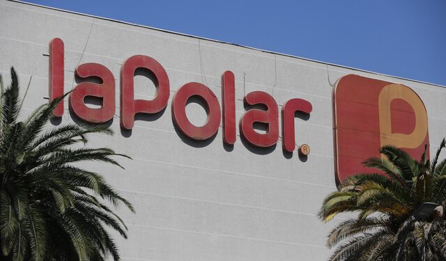 El logo de la multitienda La Polar en una sucursal de un mall capitalino