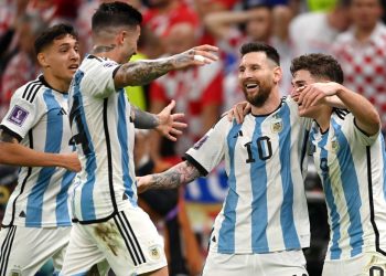 Lionel Messi festejando su paso a la final del Mundial Qatar 2022 junto a Argentina