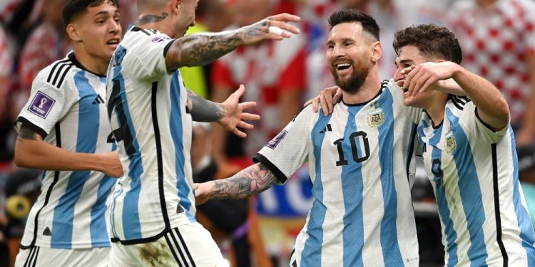 Lionel Messi festejando su paso a la final del Mundial Qatar 2022 junto a Argentina