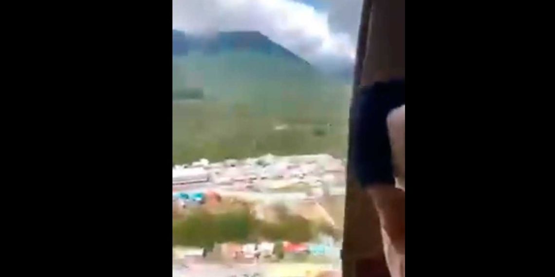 Captura del video del avión al que se le desprendió la puerta, en pleno vuelo