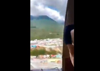 Captura del video del avión al que se le desprendió la puerta, en pleno vuelo