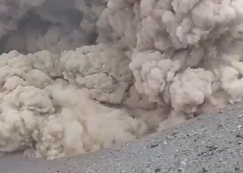 Imagen del pulso eruptivo del volcán Láscar gtabado desde el cráter por un guía turístico