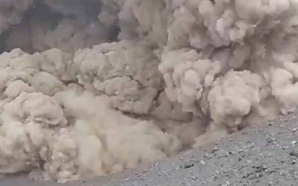 Imagen del pulso eruptivo del volcán Láscar gtabado desde el cráter por un guía turístico