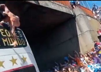 Hincha saltó desde un puente al bus de Argentina, pero no le apuntó