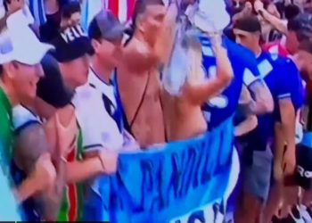 Hincha argentina se desvistió