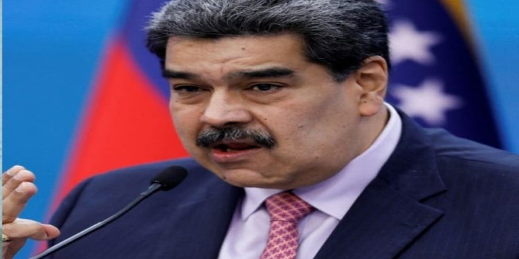 Nicolás Maduro entregó egocéntrico regalo