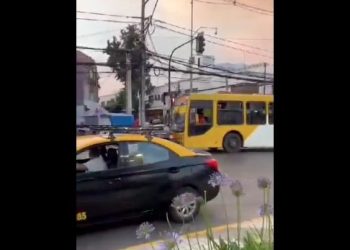 micro arrastra a un colectivo