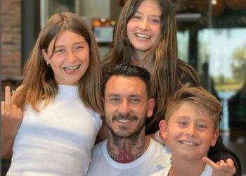 Mauricio Pinilla junto a sus hijos
