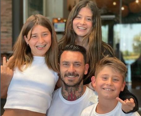 Mauricio Pinilla junto a sus hijos