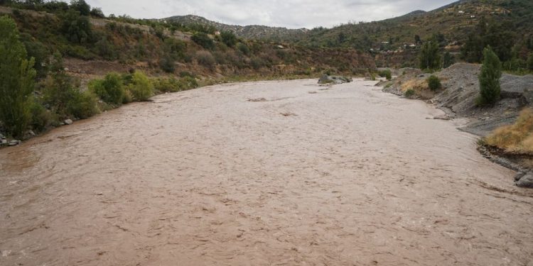 Aguas Andinas en alerta por turbiedad de los ríos