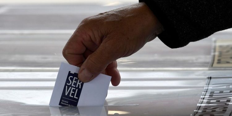 Oficialismo comienza a dividirse sobre idea de presentar lista única para elección constituyente