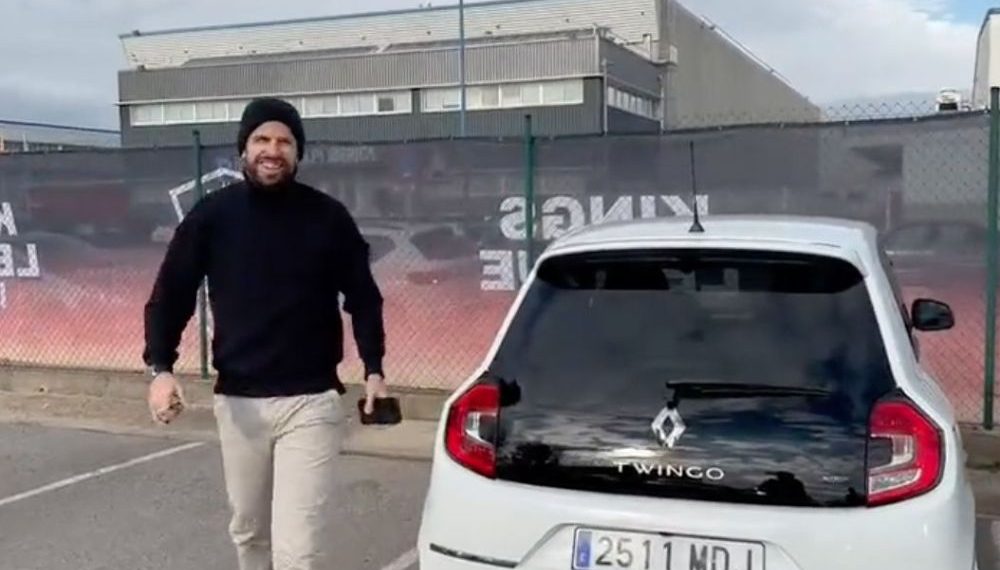 mensaje a shakira en la patente de twingo de pique