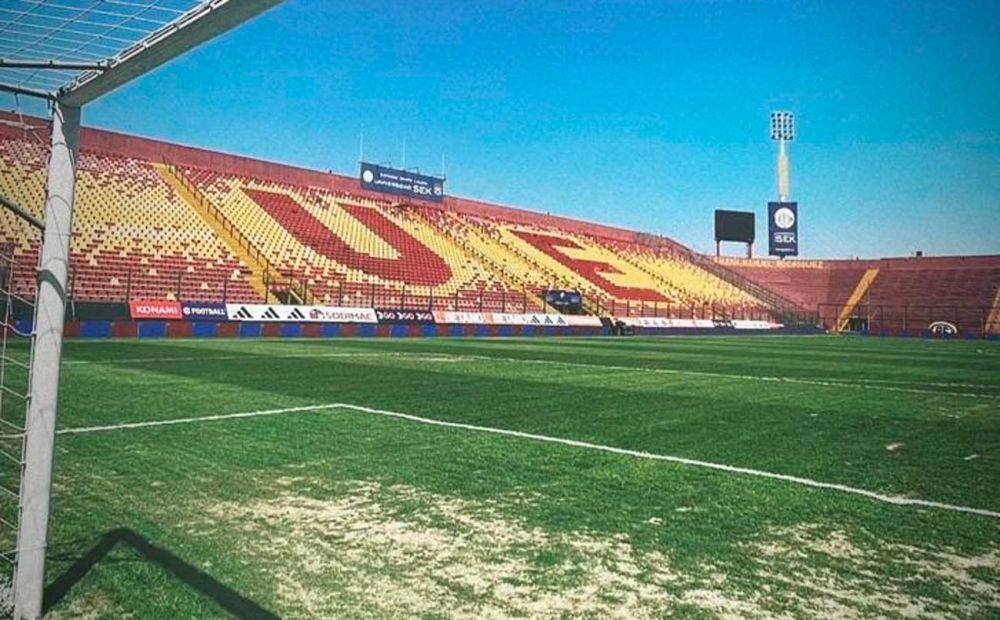 Cancha del Estadio Santa Laura recibe críticas por mal estado