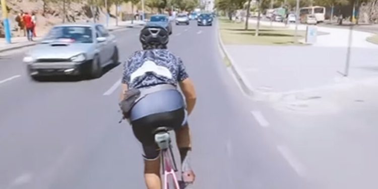 Ciclista cruzó Viña del Mar contra el tránsito