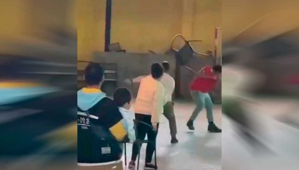 Pelea en la sillita musical