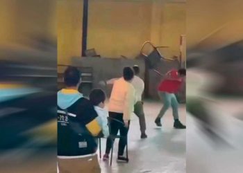 Pelea en la sillita musical