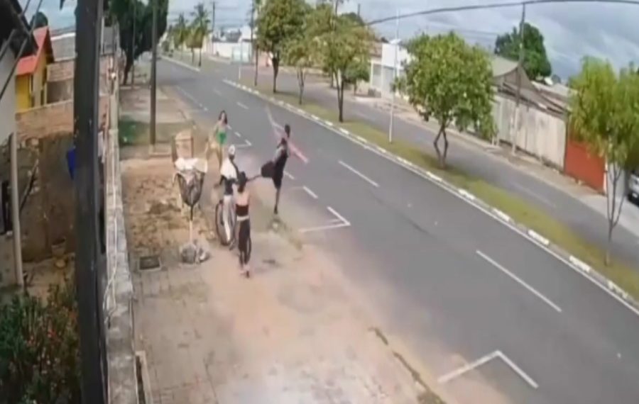 Joven se vistió de héroe
