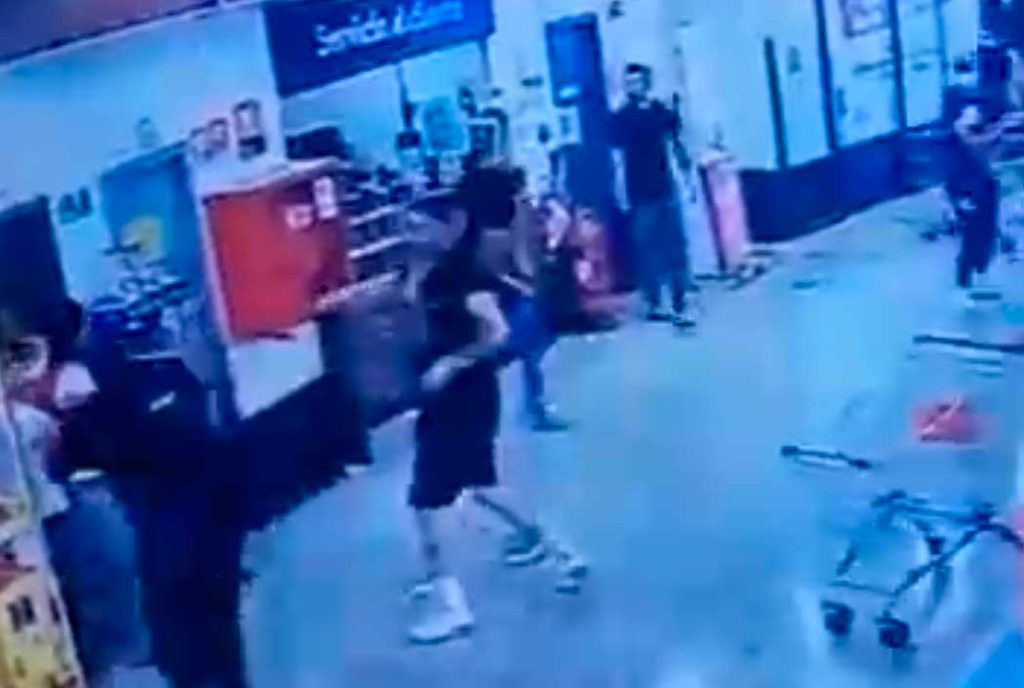 Así fue la cobarde agresión de una turba de delincuentes a guardias de supermercado en Valdivia
