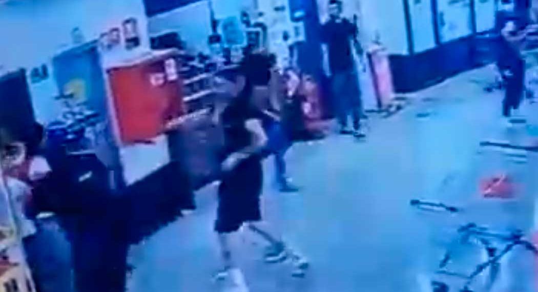 Así fue la cobarde agresión de una turba de delincuentes a guardias de supermercado en Valdivia
