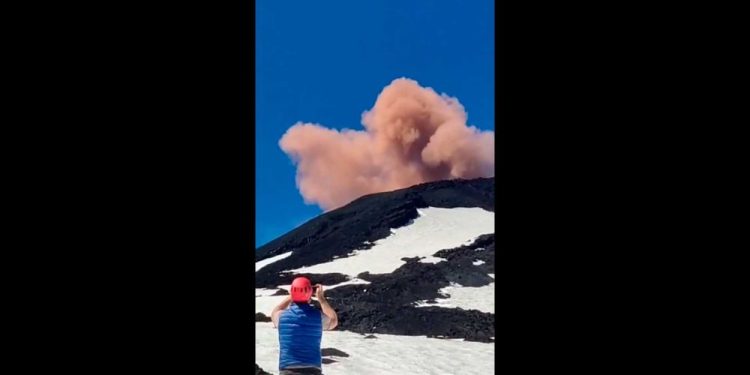 Graban pulso eruptivo en el cráter del Volcán Villarrica