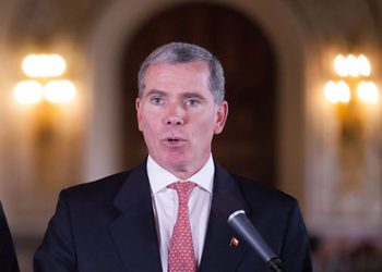 Acusan a ex ministro Felipe Bulnes de atacar a empresario en restaurante de Zapallar