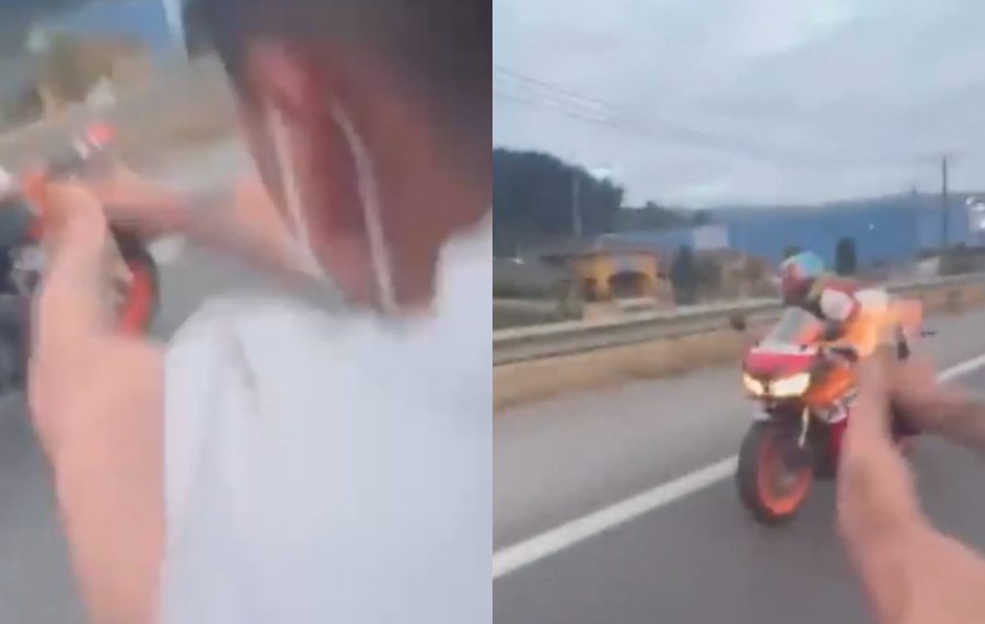 hombre dispara a motociclista sobre auto en movimiento