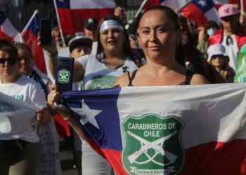 Asesinato de carabinera: Ciudadanos realizan movilizaciones en Santiago y marchan hacia La Moneda